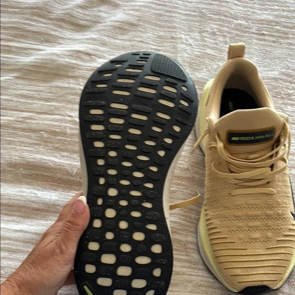 Nike react Infinity Run 4 Flyknit Beige Sneakers 10.5- EUC - Picture 4 of 4